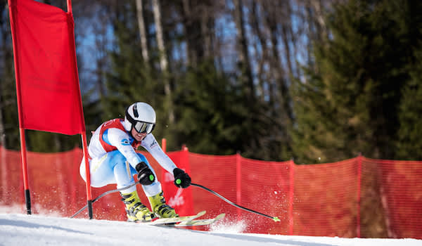 女性专业滑雪下坡。
