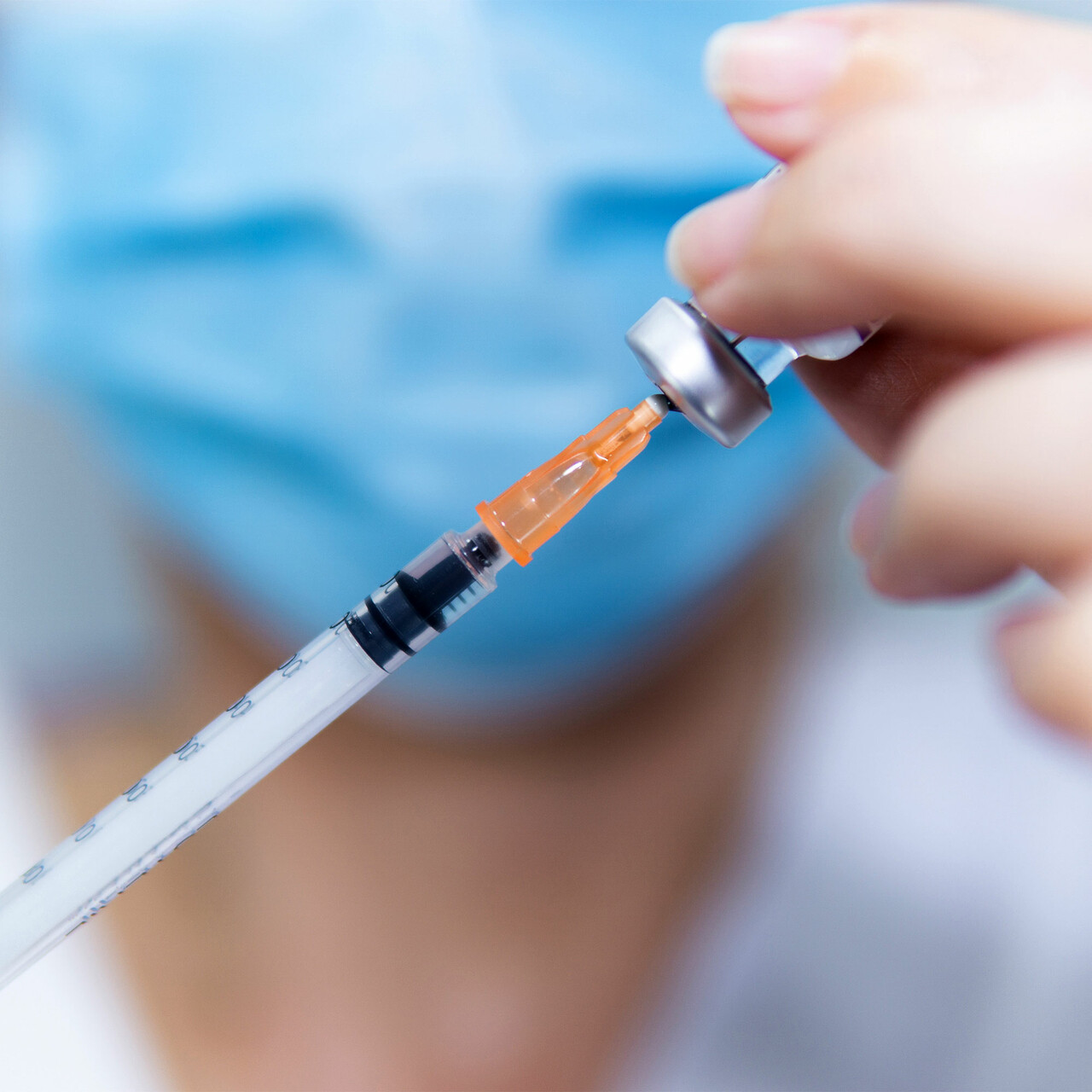 一个注射器和一个小瓶的特写