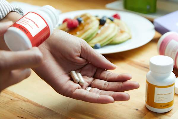 手浇膳食补充剂与早餐