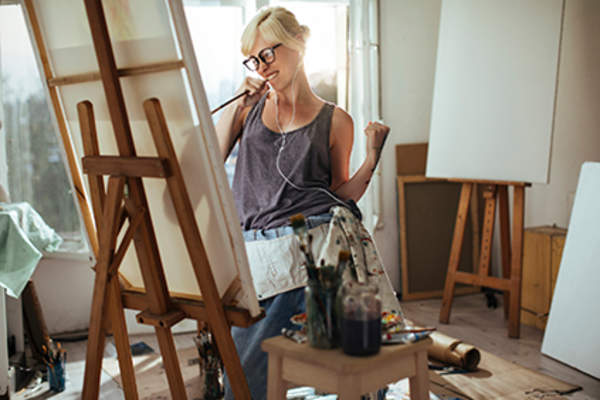 幸福的女人绘画,听音乐。