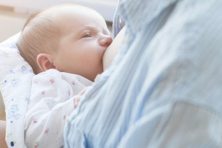 婴儿母乳喂养。