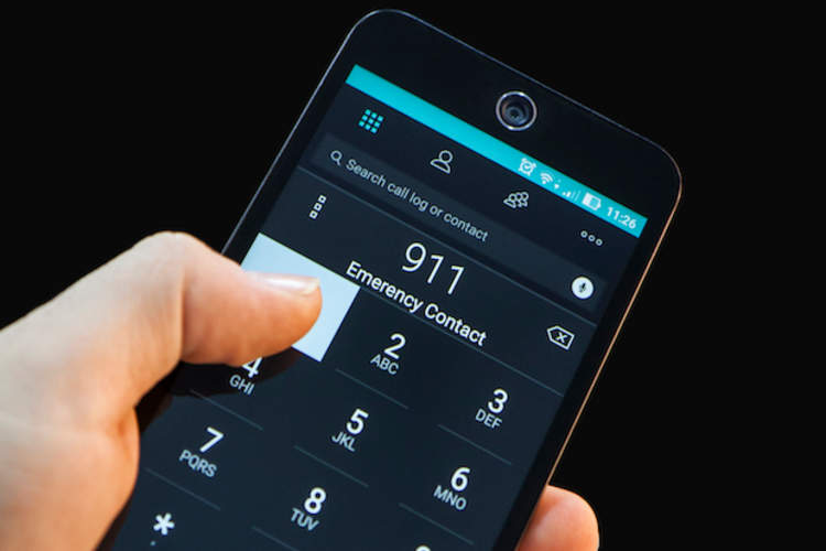 用手机拨打911急救电话。