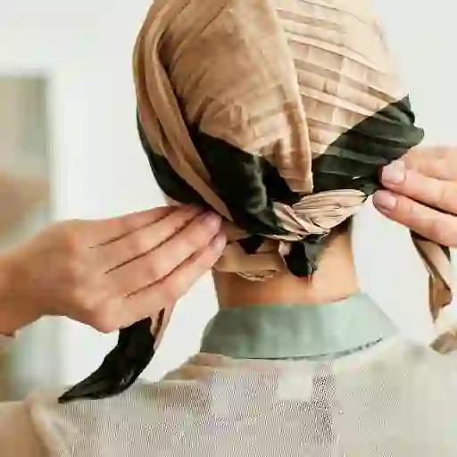 一个女人戴上头巾