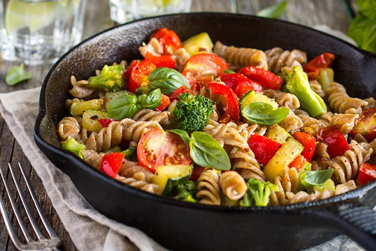 全麦面食新鲜蔬菜。