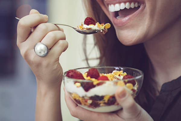 女人吃早餐时的微笑。