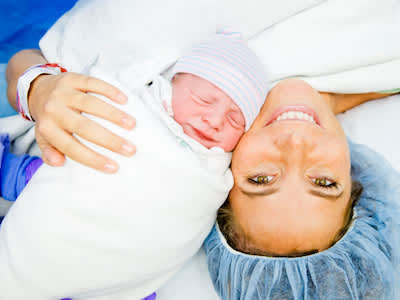 母亲和新生儿几分钟后剖腹产。