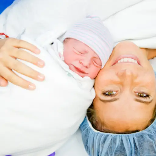 剖宫产后几分钟，母亲和新生儿。