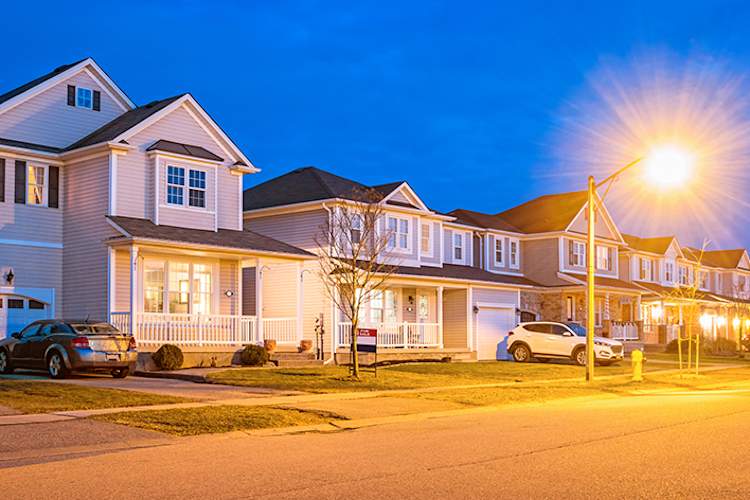 郊区住宅外明亮的街灯。