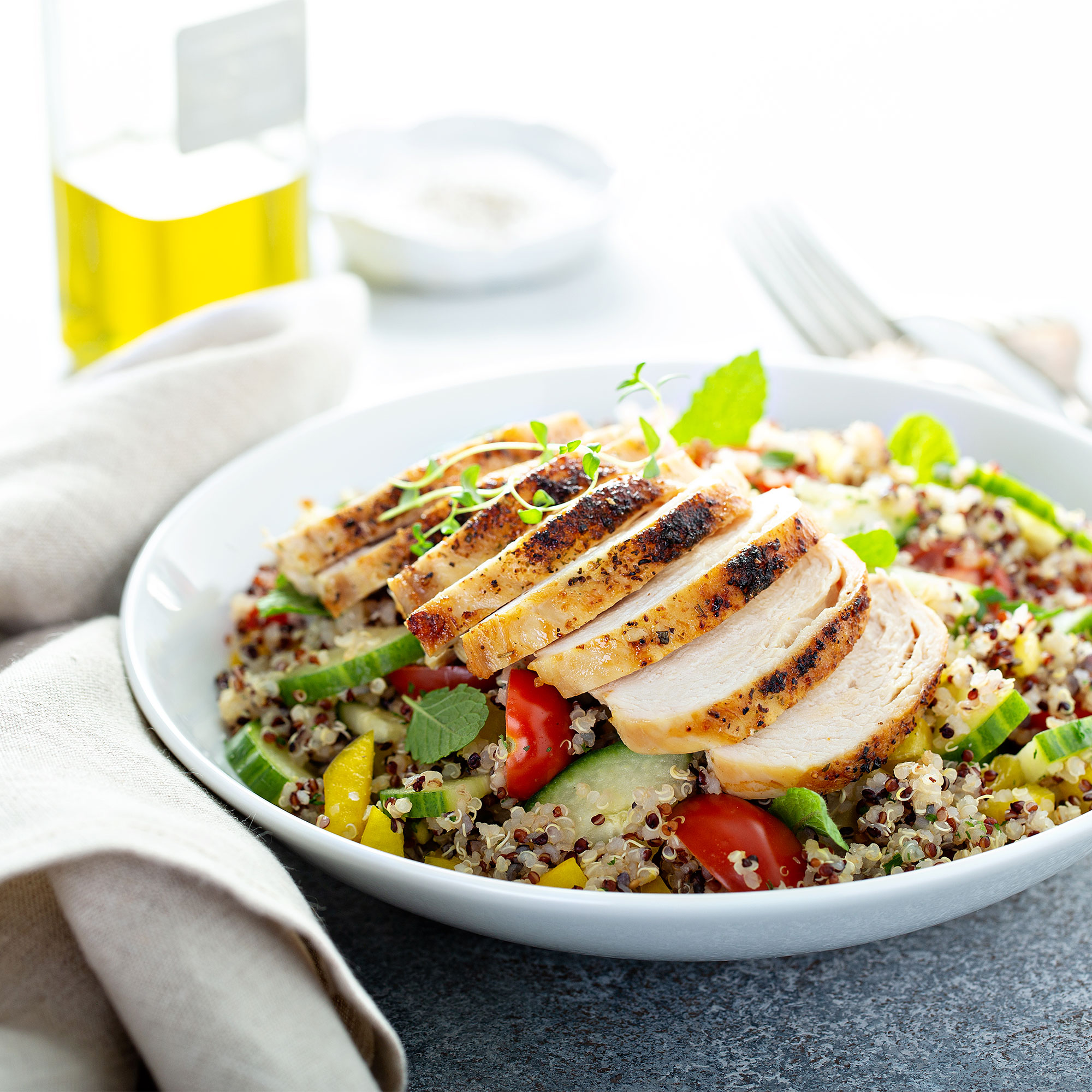 一碗藜麦、蔬菜和鸡肉