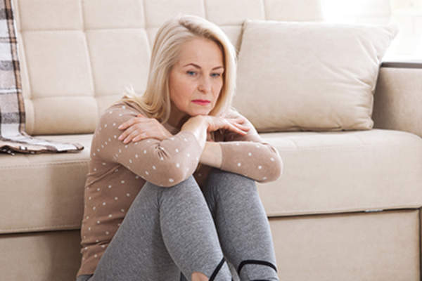 女人靠在沙发上,心情不好。