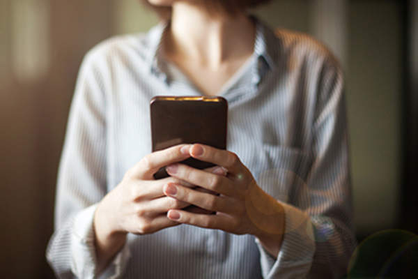 女人使用智能手机。