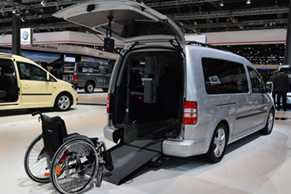 有轮椅坡道的货车。