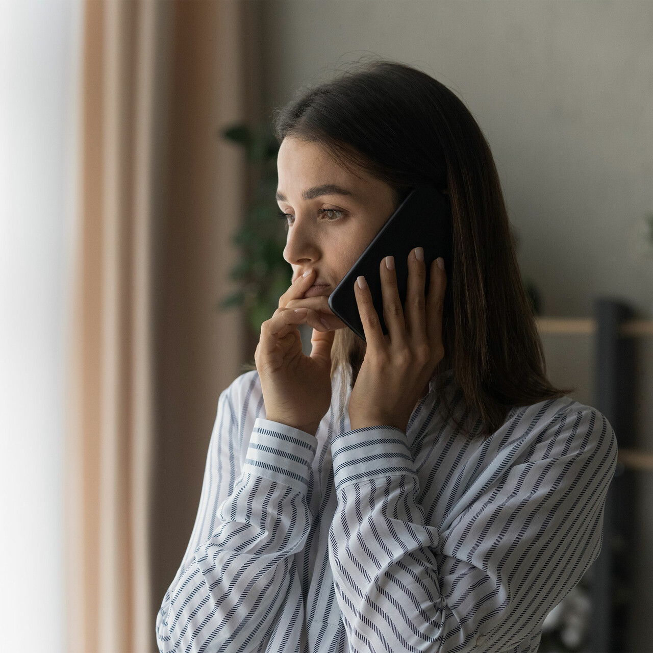 一个关心女人用她的手机