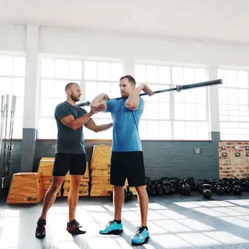 健身教练指导他的客户