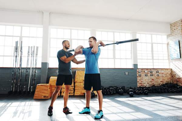 健身教练指导他的客户