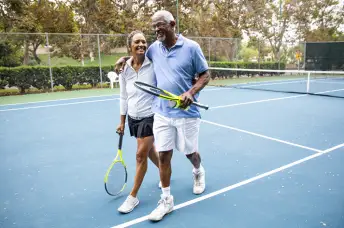 在网球比赛以后的愉快的夫妇在法庭。