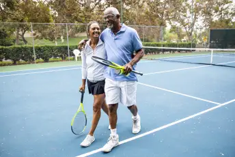 网球赛后，一对幸福的情侣在球场上。