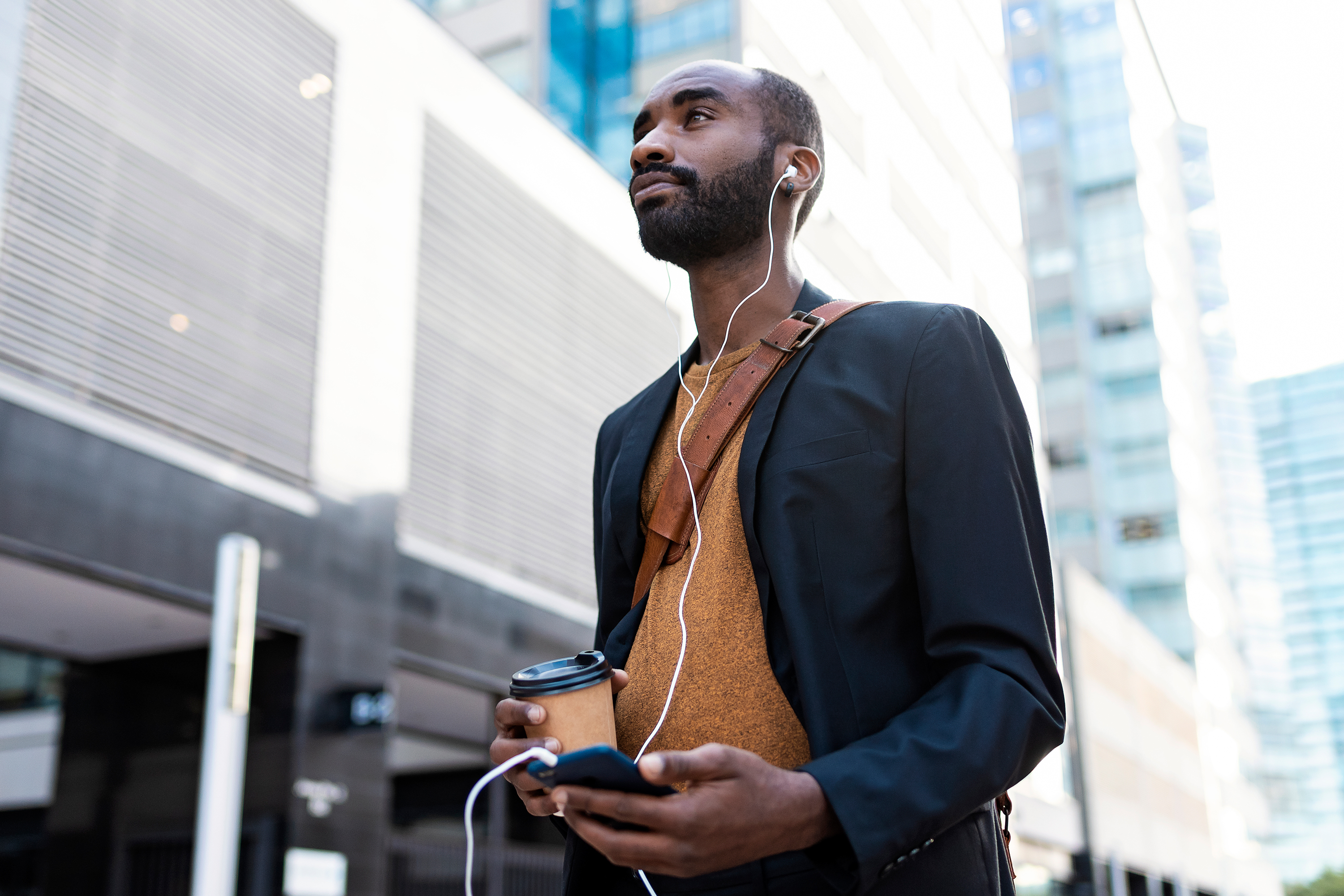 人走在城市街头的耳塞