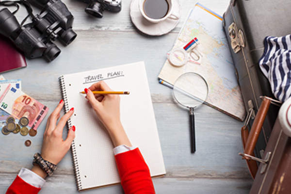 女人在为假期做行李清单。