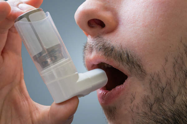 胃酸反流会使哮喘加重。