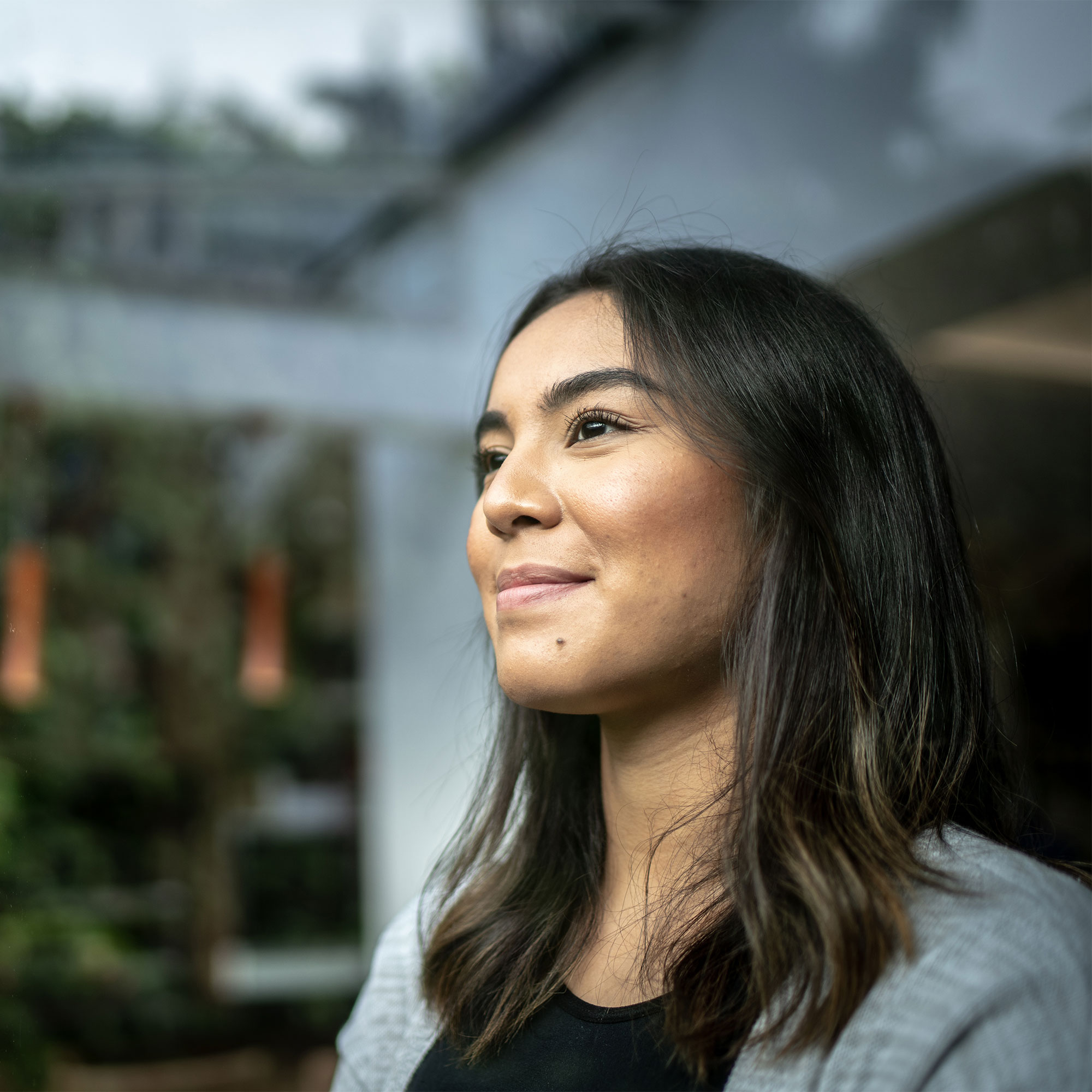 一个女人看着窗户