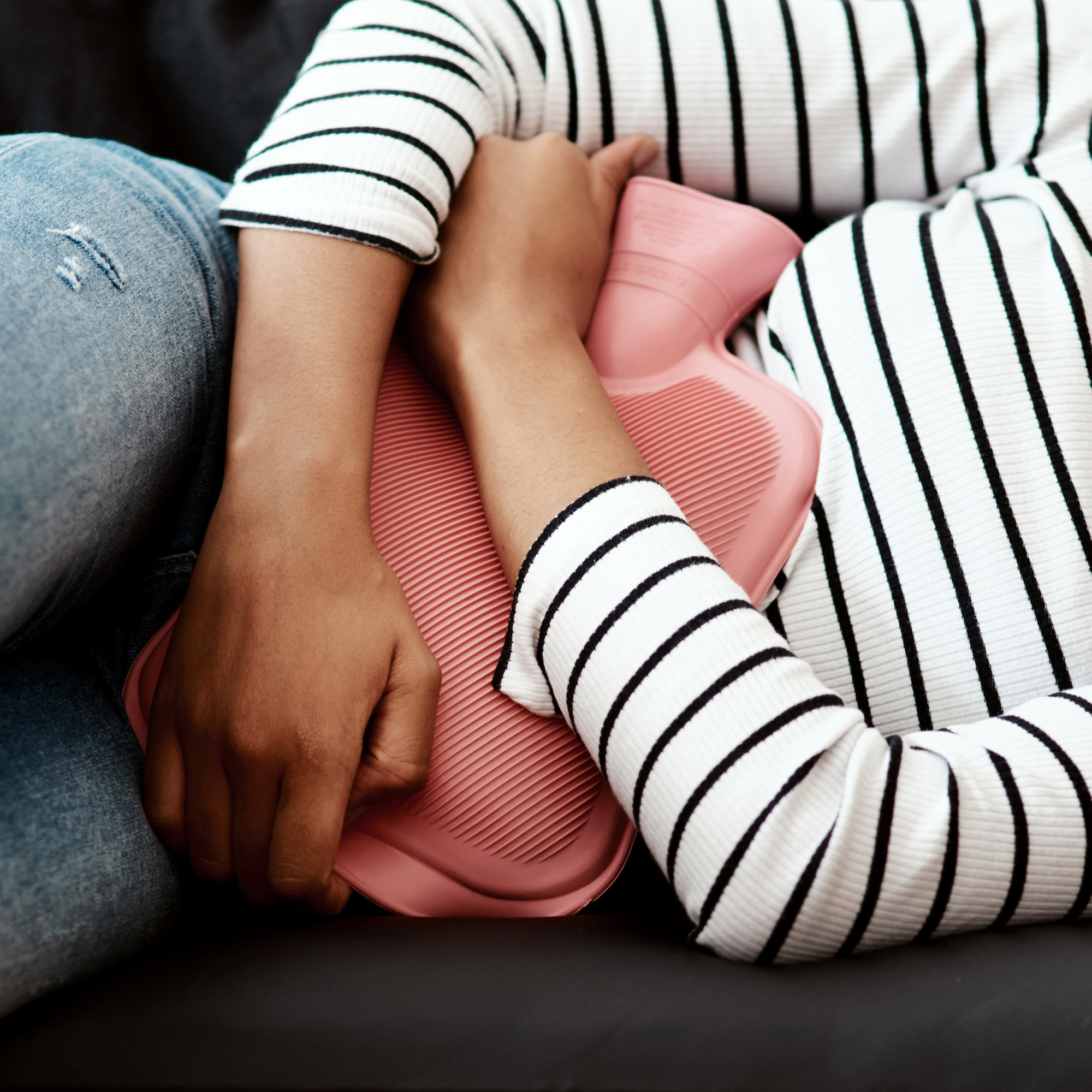 带电热垫的女子