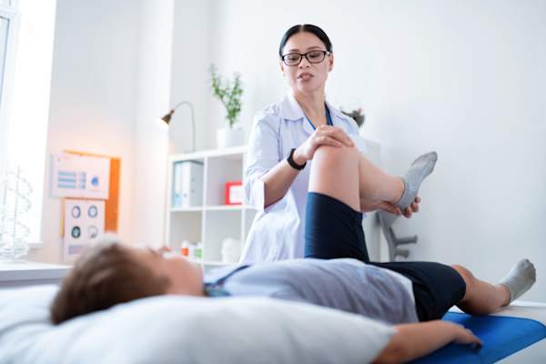 带孩子的物理治疗师