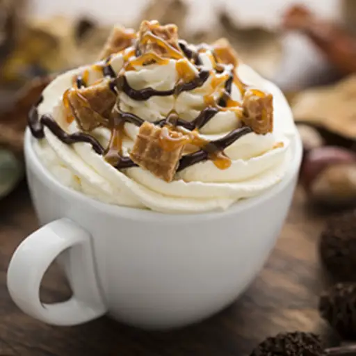 咖啡用焦糖调味汁，巧克力酱和奶油顶部。