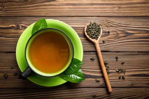 一杯绿茶和茶叶的形象。