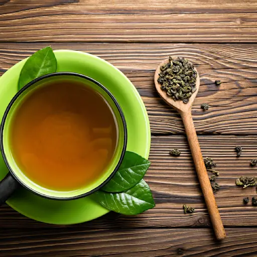 一杯绿茶和茶叶的形象。