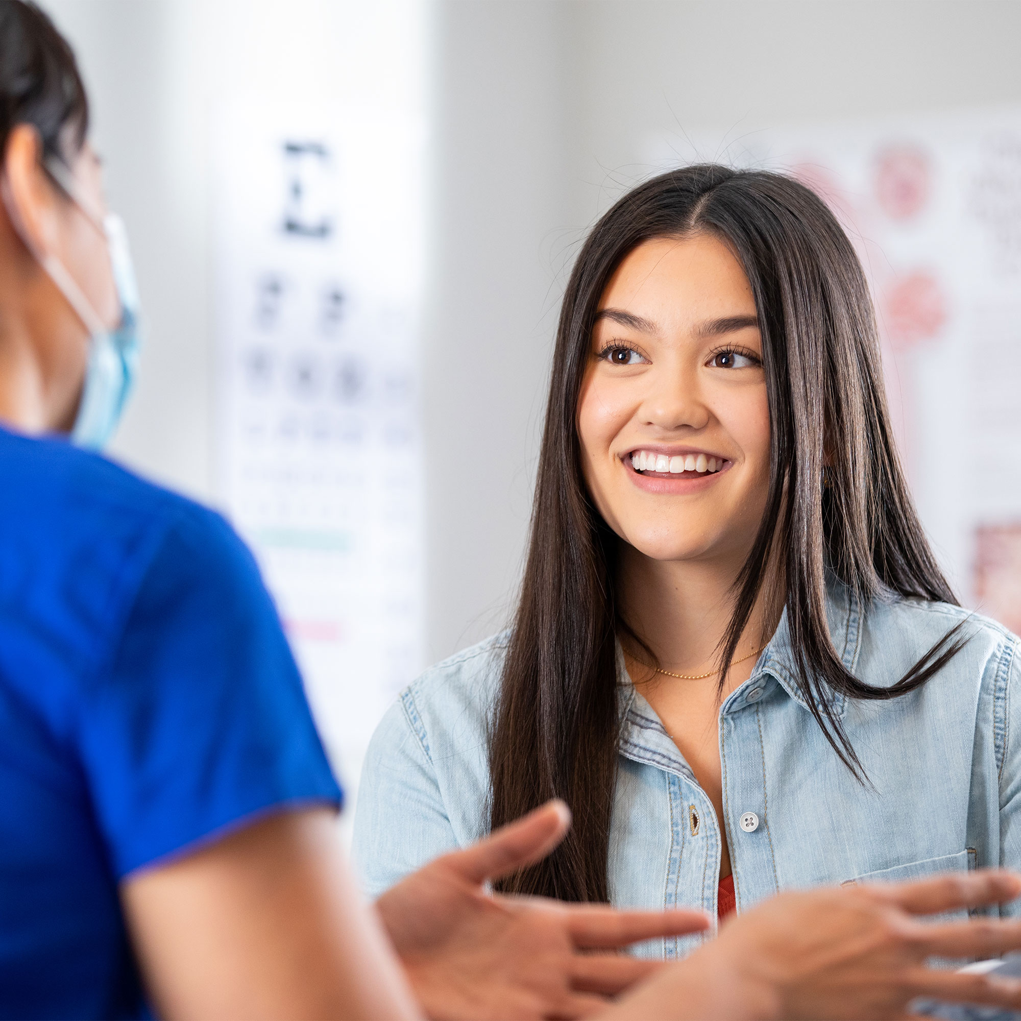 一个快乐的女人和她的医生说话