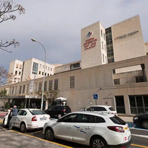 等待与风湿病学家的医疗大厦以外的汽车。