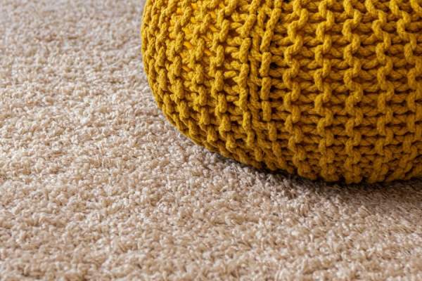 编织的黄色座位在地毯上