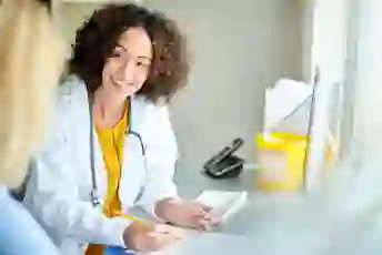 医生向患者开药