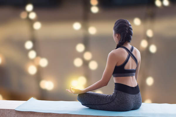 女人在垫子上冥想