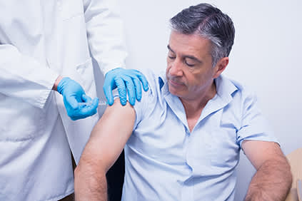 正在接种疫苗的男子。
