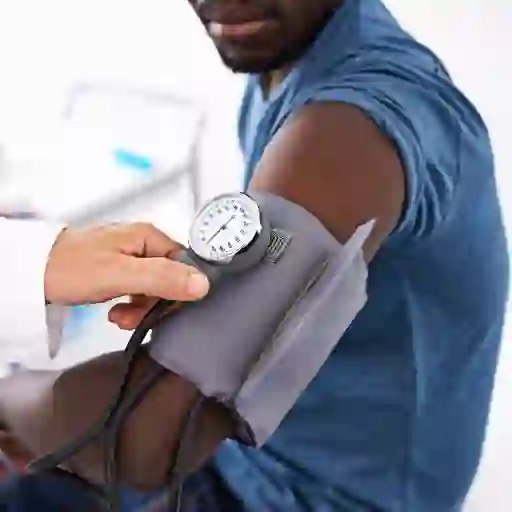 一个男人被医生检查血压的片段