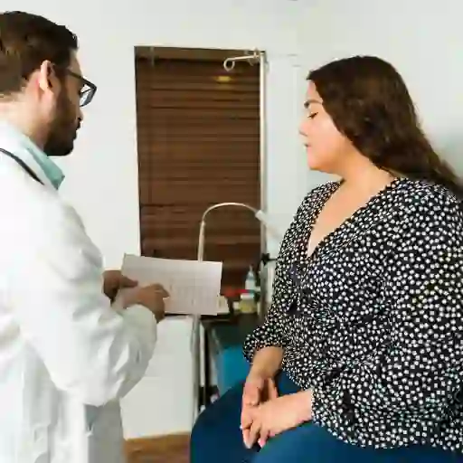 一位肥胖的妇女向医生咨询