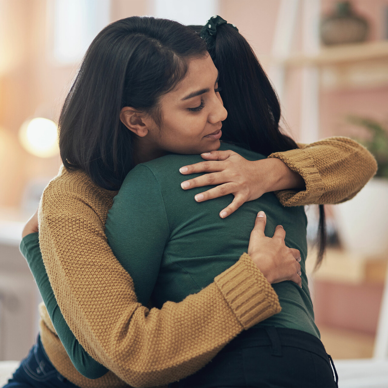 两个女性朋友拥抱