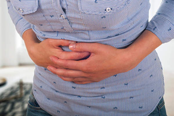 女子胃痛肚子举行。