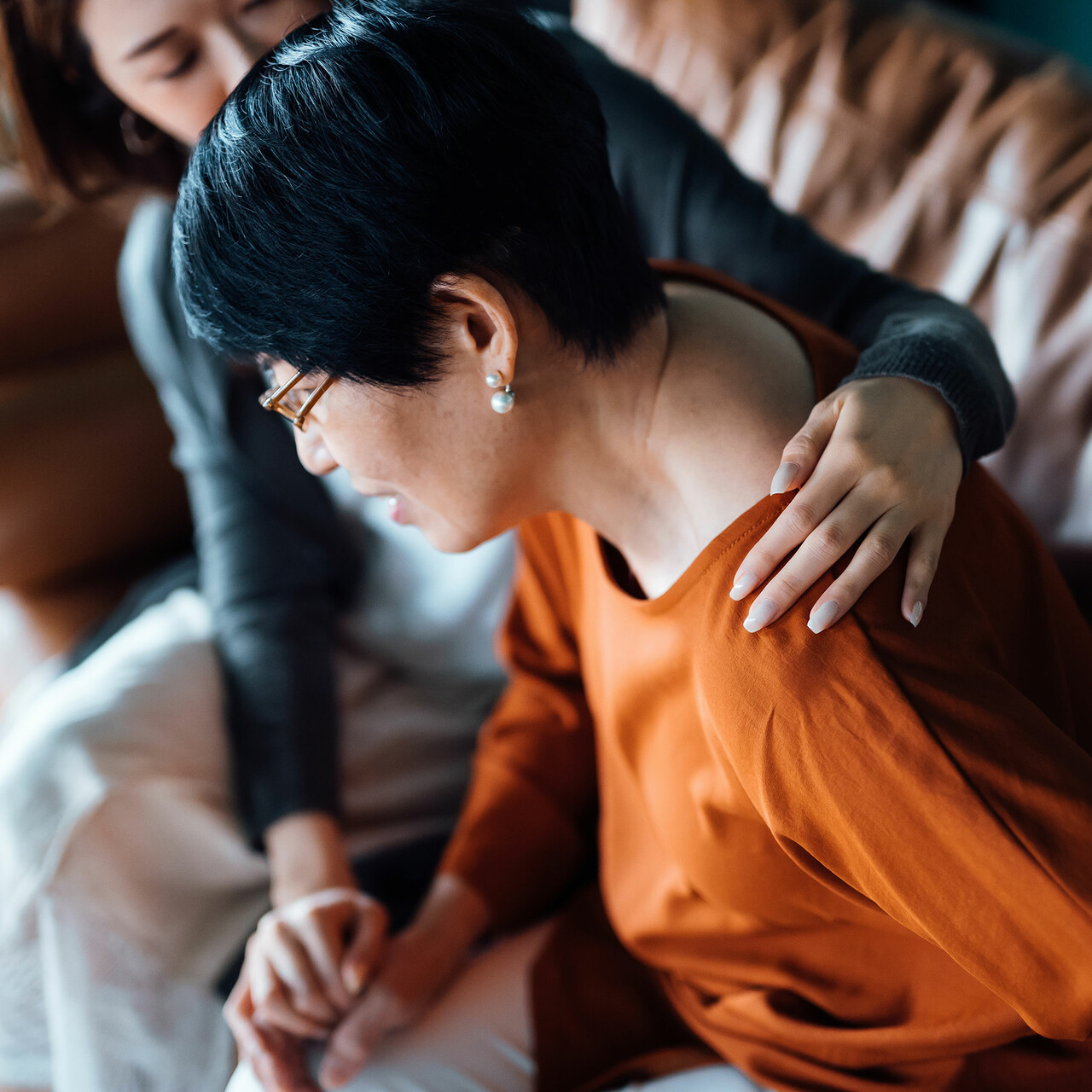 一个女儿安慰她年迈的母亲