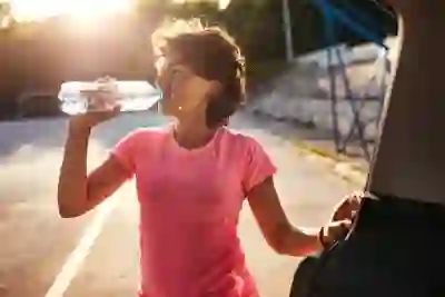 一位妇女在户外运动时喝水