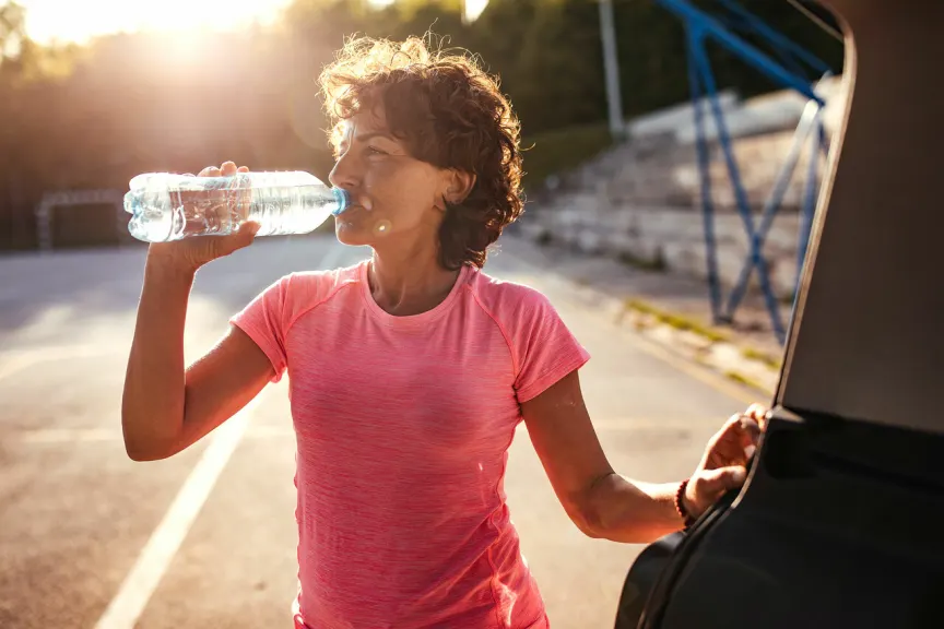 女人在户外运动时喝水
