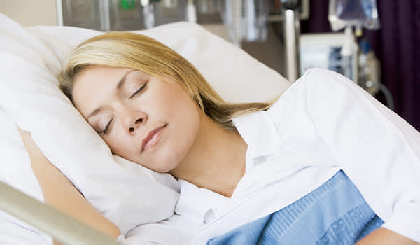 女人睡在医院的形象