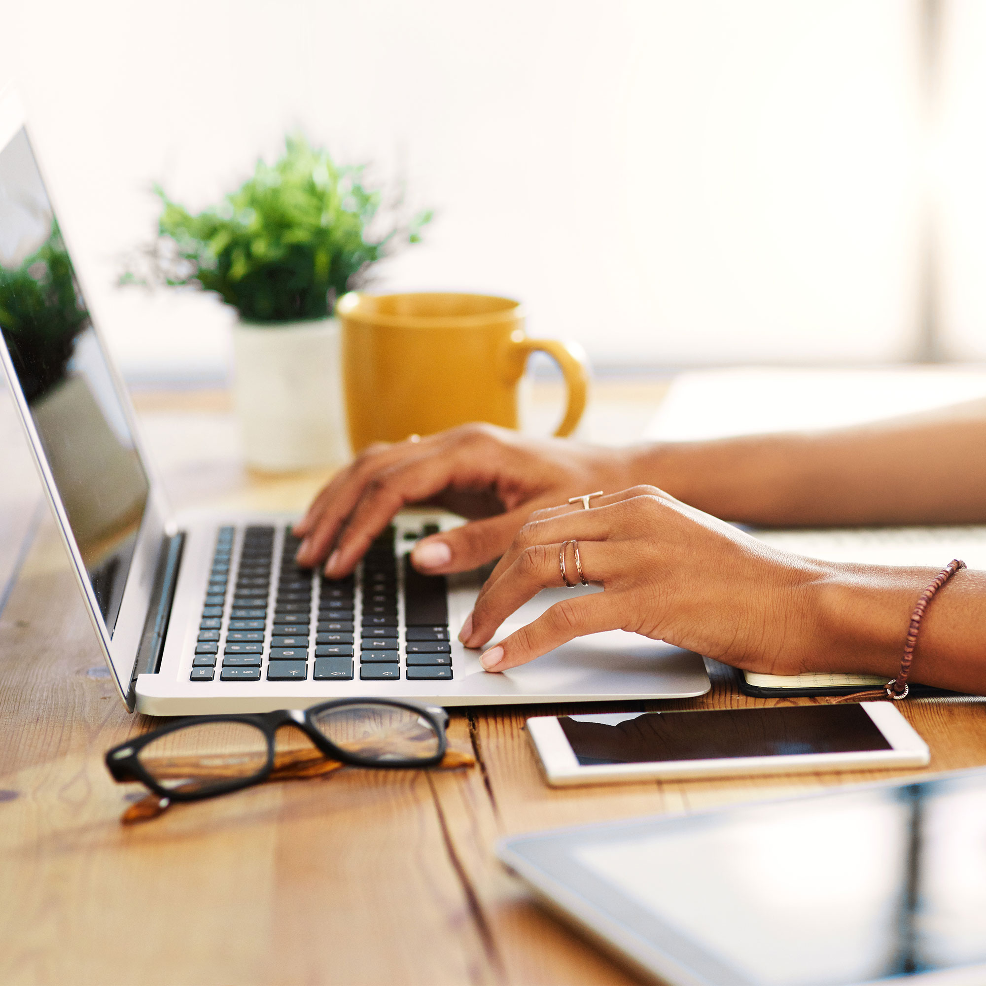 一个人打字的特写镜头一台笔记本电脑