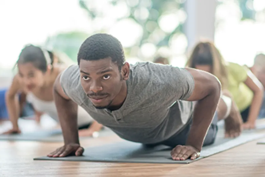 瑜伽课程缓解克罗恩相关关节炎的症状。