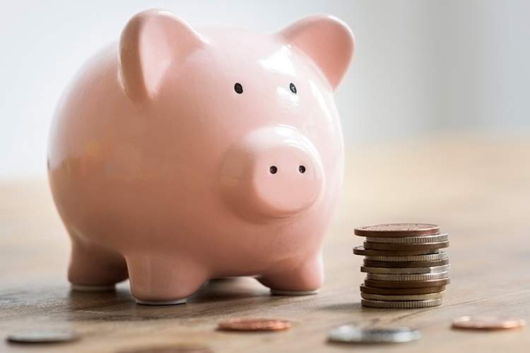 储蓄罐和硬币的桌子上堆。