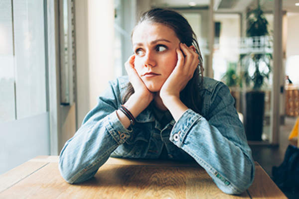 女人坐着会感到不安。