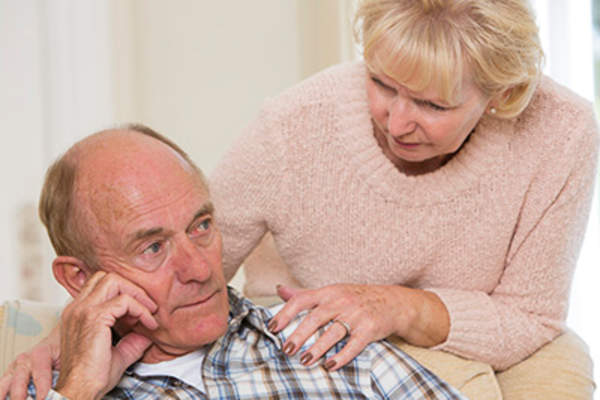 老女人安慰男人。