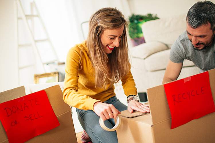 女子拳击了物品回收和捐赠。